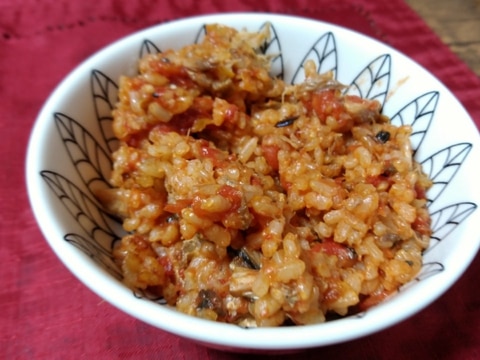 炊飯器で楽チン!鯖缶とトマト缶の炊き込みご飯